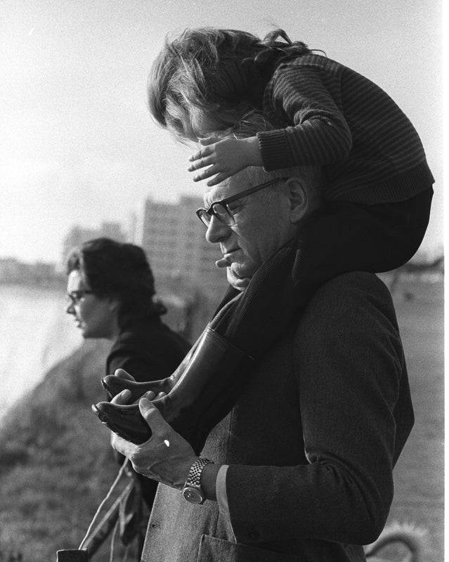 Sir Laurence Olivier with his wife Joan Plowright 1966